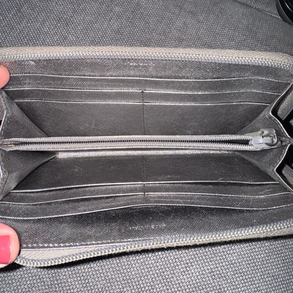 Prada Wallet - Picture 4 of 4